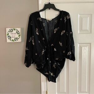 Love Stitch Black Floral Kimono Small Tie Front White Tan lovestitch Batwing